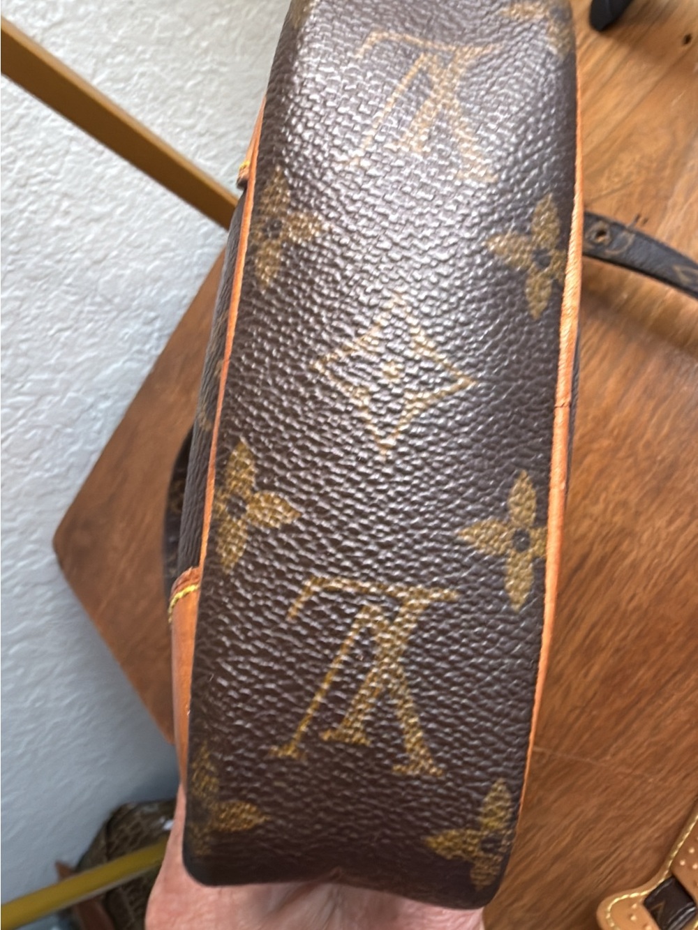 Louis Vuitton Monogram canvas Danube Crossbody Bag Vintage and authenticated - Picture 7 of 17